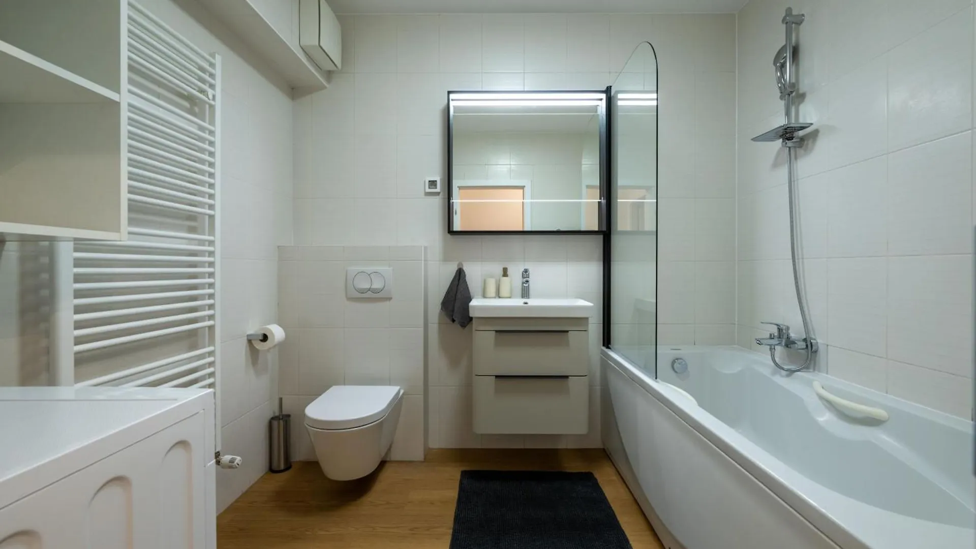 City Center Suite With Private Garage Πούλα Διαμέρισμα