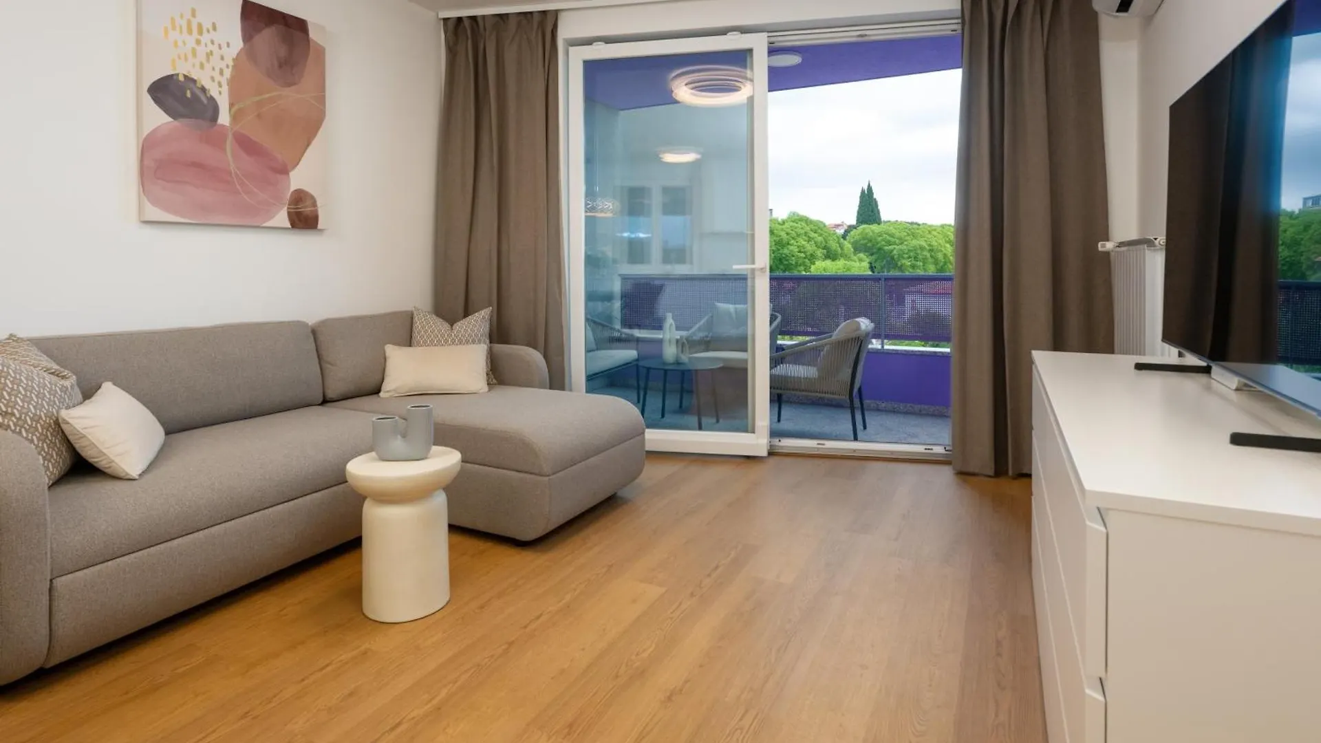 City Center Suite With Private Garage Πούλα 0*,  Κροατία